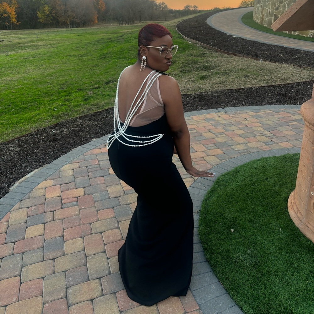 Beautiful wedding guest or black tie gown. Worn once, for lots of compliments 😍